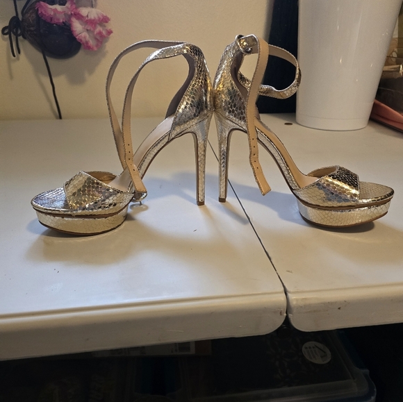 Jennifer Lopez Gold Strappy Heels with Ankle Strap - Picture 4 of 5